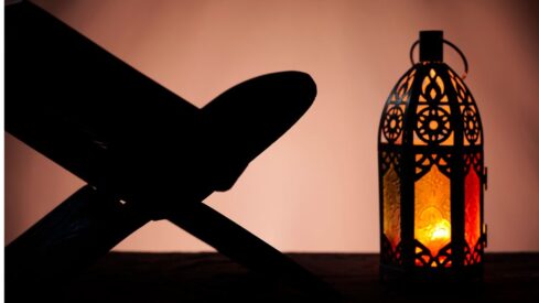 فانوس اسلامي وحامل مصحف قراءة القران في رمضان