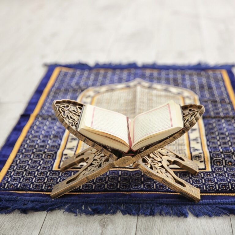 مصحف وسجادة صلاة لتدبر القرآن