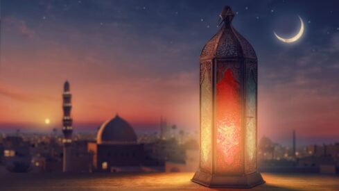 مسجد في الليل مع فانوس رمضان