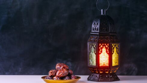 فانوس رمضان وصحن تمر