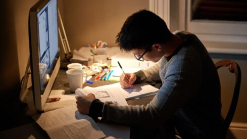 طالب يذاكر دروسه في البيت