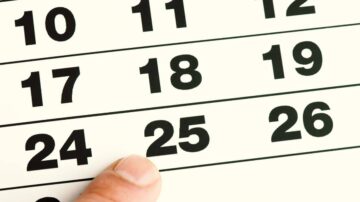 تاريخ 25 من شهر على تقويم كبير، مع التركيز على الرقم 25 وإصبع يشير إليه، مما يدل على أهمية هذا اليوم.