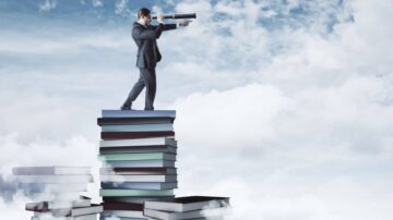 رجل يرتدي بدلة يقف على قمة كومة من الكتب، يستخدم منظارًا للنظر إلى الأفق في سماء ملبدة بالغيوم. تعبر الصورة عن البحث عن المعرفة والطموح في مجال التعليم والتطوير الشخصي.