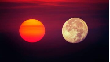 صورة تظهر شمس مشرقة وقمر مكتمل في السماء، مع تدرجات لونية دافئة في الخلفية. تعكس الألوان الزاهية جمال الطبيعة في لحظة غروب الشمس وظهور القمر.