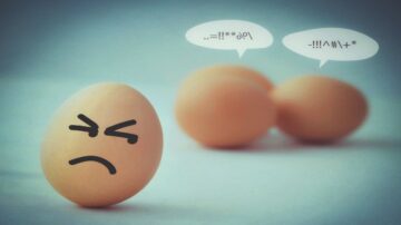 صورة لبيضة غاضبة تعبر عن مشاعر سلبية، مع بيضتين أخريين في الخلفية. تتحدث البيضة الغاضبة من خلال فقاعات حوار، مما يضيف طابعًا فكاهيًا للمشهد.