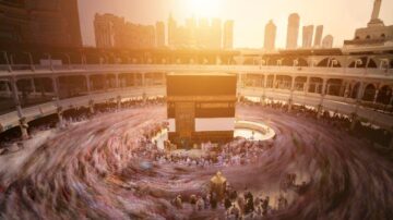 صورة بانورامية للكعبة المشرفة في مكة المكرمة، تظهر الحجاج يطوفون حولها أثناء غروب الشمس، مع منظر خلفي لمدينة مكة الحديثة.