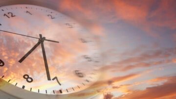 ساعة تشير إلى الوقت مع خلفية سماء ملونة عند الغروب، تتداخل الألوان الدافئة مع عقارب الساعة، مما يبرز جماليات الوقت والتغيرات الطبيعية في السماء.