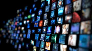 مجموعة من الشاشات المتنوعة تعرض محتويات متعددة، تتضمن صورًا ورسومات بيانية ومشاهد تكنولوجية. الصورة تمثل مفهوم المعلومات الرقمية والتكنولوجيا الحديثة.