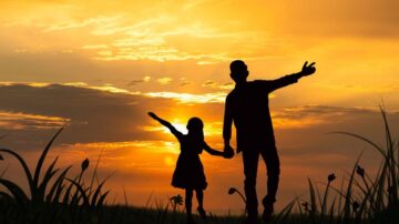 أب وابنته يتجولان في حقل مليء بالأعشاب أثناء غروب الشمس. الخلفية تتضمن سماء مشمسة بألوان دافئة تعكس أجواء من السعادة والترابط العائلي.