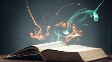 كتاب مفتوح ينبعث منه دخان ملون بألوان زاهية، مع خلفية داكنة تضفي جوًا غامضًا. الدخان يتصاعد بشكل فني حول الصفحات، مما يضيف لمسة سحرية.