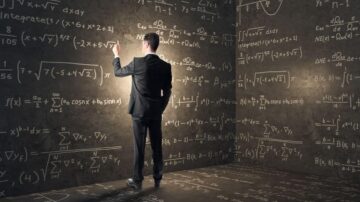 رجل يرتدي بدلة يقف أمام جدار مليء بالمعادلات الرياضية المعقدة. يكتب على الجدار بأحد يديه، بينما تظهر المعادلات في جميع الاتجاهات، مما يعكس بيئة تعليمية أو بحثية.