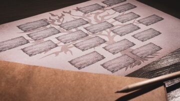 ورقة تحتوي على تصميم شجرة بأشكال مستطيلة، مع وجود 16 مستطيلًا فارغًا مرتبة بشكل منظم، بينما يظهر قلم رصاص وقاعدة ورقية على جانب الصورة.