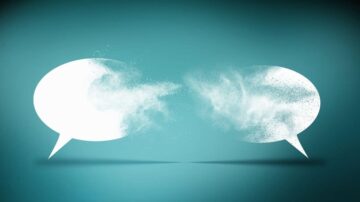 فقاعات حوار بيضاء تتلاشى في منتصف الصورة، مع خلفية زرقاء داكنة. تعبر عن تواصل أو تبادل الأفكار.