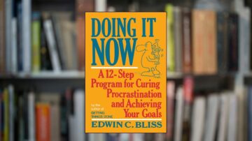 غلاف كتاب "Doing It Now" لإدوين سي. بليس، يركز على برنامج مكون من 12 خطوة للتغلب على التسويف وتحقيق الأهداف. التصميم ملون مع رسومات توضيحية، والخلفية تضم رفوف كتب.