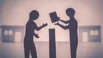 ظل لشخصين يتبادلان الوثائق أمام عمود، مع خلفية لمنازل. يرمز المشهد إلى التعاون وتبادل المعرفة.