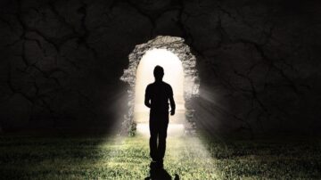 شخص يسير نحو ضوء ساطع من خلال فتحة في جدار مظلم، مما يرمز إلى الأمل والتغيير.