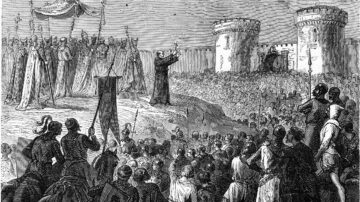 مشهد تاريخي يظهر تجمع حشود كبيرة أمام قلعة، حيث يقف رجل ملتحٍ على منصة مرتفعة ويتحدث إلى الجماهير. خلفه، يظهر رجال يرتدون ملابس تقليدية يحملون رايات. القلعة تحتوي على أبراج كبيرة، مما يعكس أجواء العصور الوسطى.