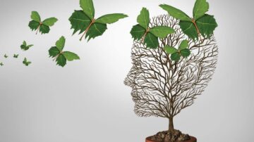 شجرة ذات شكل وجه إنسان مع فروع تشكل ملامح الرأس، تتطاير منها فراشات خضراء. التصميم يرمز إلى النمو والتفكير الإبداعي، مما يعكس التناغم بين الطبيعة والذكاء البشري.