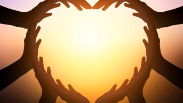 أيد تشكل قلبًا أمام شمس مشرقة، تعبير عن الحب والتواصل الإنساني. صورة رمزية تعكس الأمل والوئام، مناسبة لمحتوى يتناول العلاقات الإنسانية أو التنمية الذاتية.