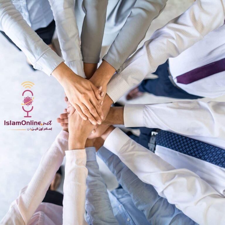 أيدي متعددة تتداخل بشكل متشابك، مما يرمز إلى التعاون والعمل الجماعي. تظهر الأيدي من أشخاص يرتدون قمصانًا بألوان مختلفة. في الزاوية، يظهر شعار موقع إسلام أونلاين.