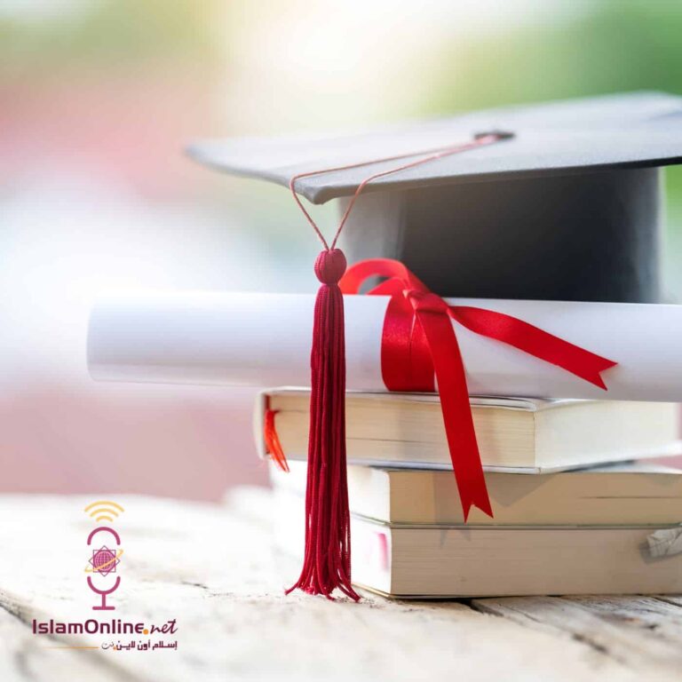 قبعة تخرج سوداء مع شريطة حمراء فوق مجموعة من الكتب ولفافة شهادة، تعبير عن النجاح الأكاديمي.