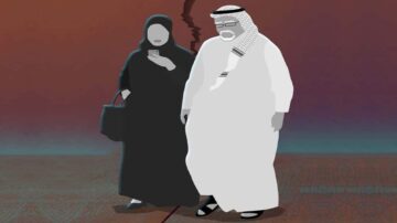 رسم توضيحي يظهر امرأة ترتدي عباءة تحمل هاتفًا محمولًا ورجلًا يرتدي الثوب والغترة، واقفين على جانبين متباعدين بفعل انقسام رمزي في الخلفية. الصورة تعكس قضايا التواصل والانفصال في العلاقات.