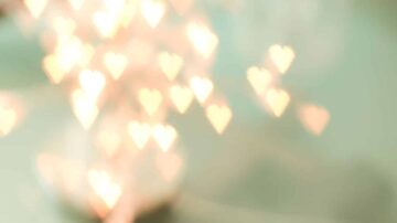 خلفية ضبابية تحتوي على قلوب مضيئة، تعكس أجواء رومانسية ودافئة، مناسبة للاحتفالات أو المناسبات الخاصة مثل عيد الحب.