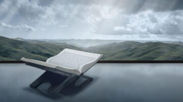 كتاب مفتوح على حامل، مع منظر خلاب للجبال تحت سماء ملبدة بالغيوم. الضوء يتسلل من بين السحب، مما يخلق جوًا هادئًا وملهمًا.