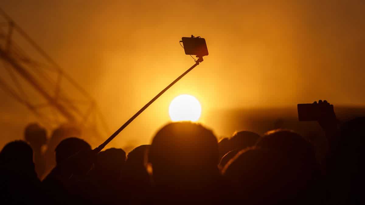 السلطات المتعددة للجوال .. ” الصورة السيلفي “ السلطات المتعددة للجوال .. ” الصورة السيلفي “