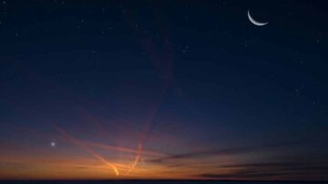 غروب جميل يظهر فيه القمر الهلالي في السماء، مع نجوم متلألئة في الخلفية. تتدفق أشعة الشمس البرتقالية على الأفق، مع وجود سحب رقيقة تضيف عمقاً للمنظر.