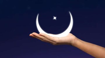 يد تحمل هلالًا مضيئًا ونجمة صغيرة في السماء، مع خلفية داكنة تمثل الليل. تعكس الصورة جمال الفضاء وتعبر عن الأمل والسحر.