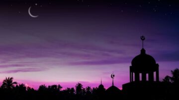 غروب جميل يظهر silhouetten لأبنية تقليدية مع قباب مميزة، في سماء ملوّنة بالوردي والأرجواني، مع هلال ونجوم تضيء المشهد.