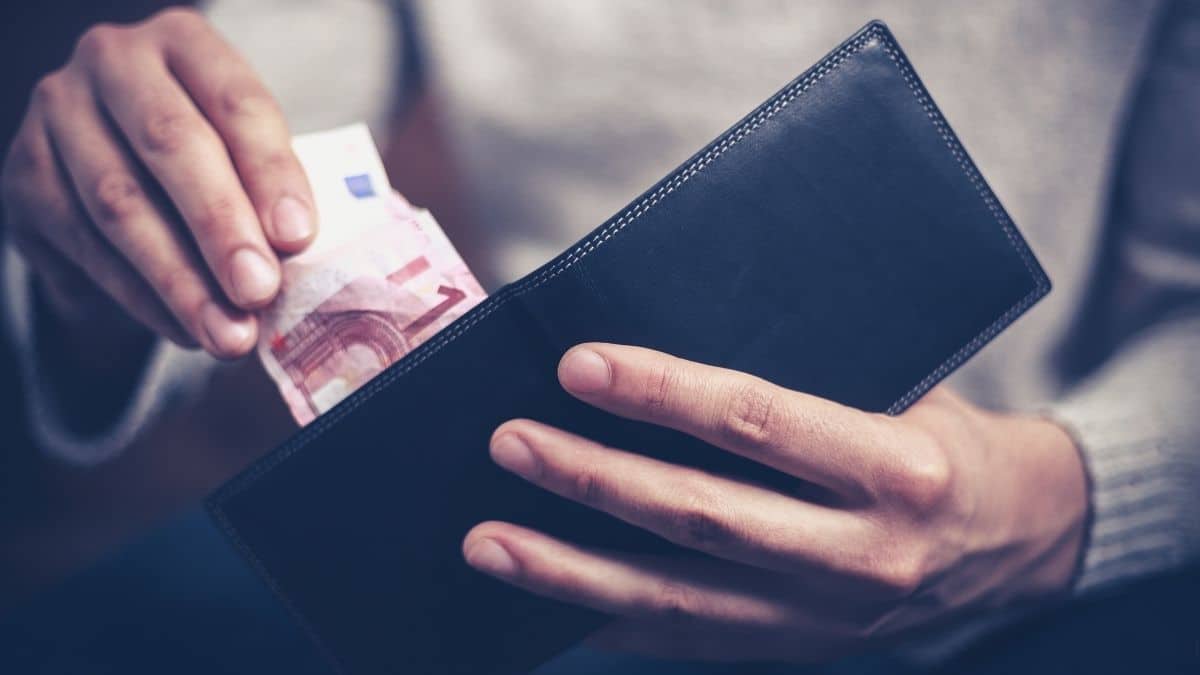 كيف التعامل مع زوج لا يتحمل مسؤوليته المالية ؟ كيف التعامل مع زوج لا يتحمل مسؤوليته المالية ؟