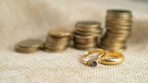 قسمة الأموال المكتسبة مدة الزوجية بين الزوجين