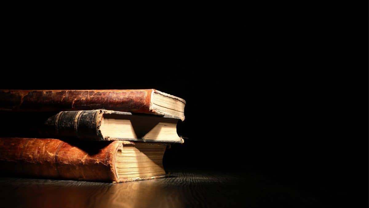 ما تفسير التشابه بين قصص القرآن وقصص التوراة والإنجيل؟ ما تفسير التشابه بين قصص القرآن وقصص التوراة والإنجيل؟
