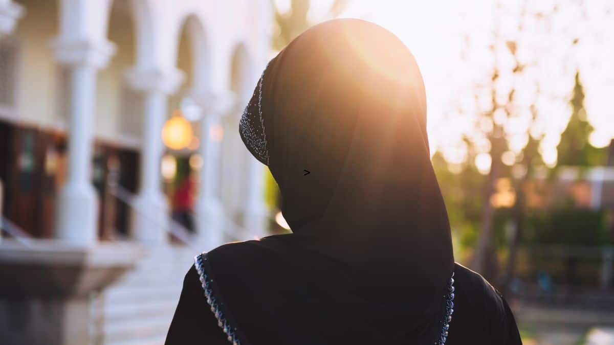 مكانة المرأة في الإسلام دور الأم المسلمة تربية الأبناء مكانة المرأة في الإسلام دور الأم المسلمة تربية الأبناء