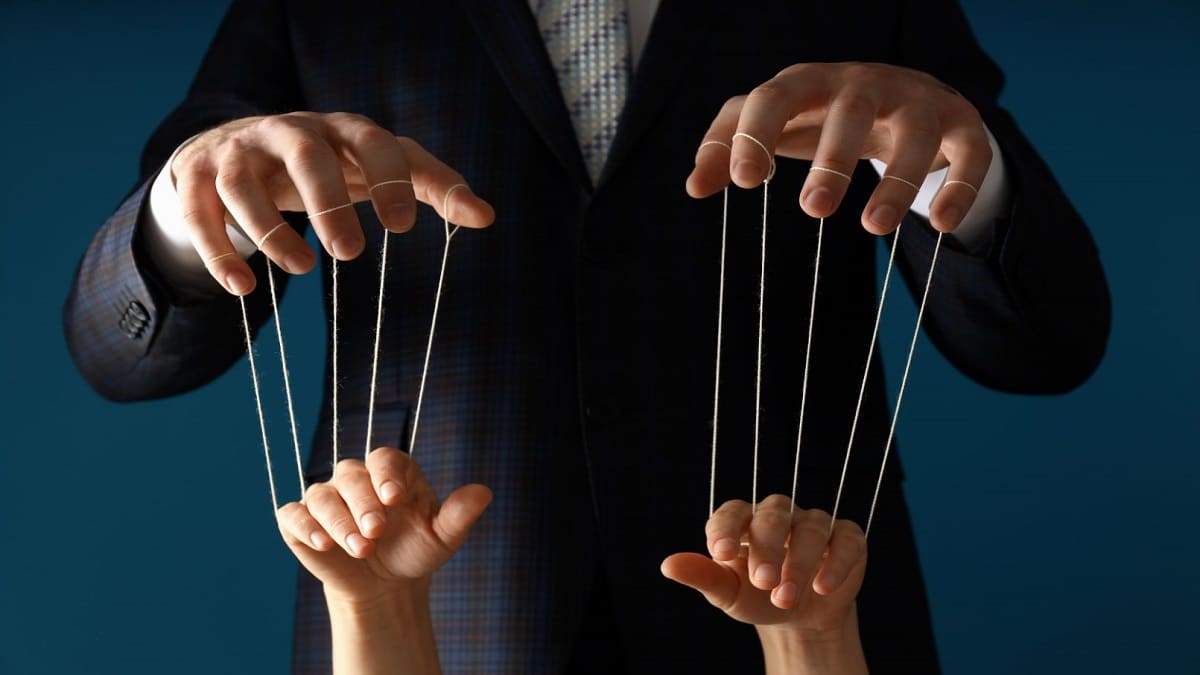 ما بين التربية والرقابة الاجتماعية