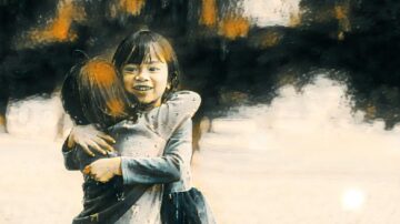 طفلتان تعانقان بعضهما بفرح في بيئة خارجية، مع خلفية ضبابية وألوان دافئة تعكس لحظة من السعادة والبراءة.