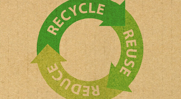 شعار يوضح عملية إعادة التدوير مع أسهم تشير إلى "تقليل" و"إعادة استخدام" و"إعادة تدوير"، على خلفية بنية كرتونية. يبرز أهمية الاستدامة وحماية البيئة.