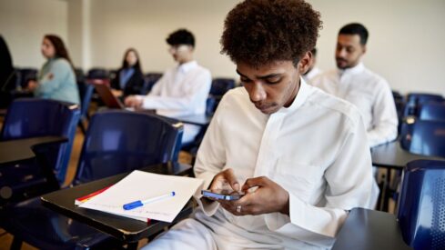كيف يطرح المعلم أسئلة على الطلاب لا تجيب عنها هواتفهم؟