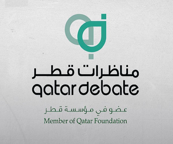 شعار مناظرات قطر، يتضمن رمزًا حديثًا ونصًا باللغة العربية والإنجليزية. يظهر النص "مناظرات قطر" و"Member of Qatar Foundation" بأسلوب أنيق، مما يعكس التزام المؤسسة بالتفاعل الفكري والنقاش.