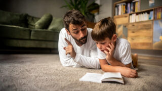 صورة مقال تشجيع الأبناء على القراءة في 10 نقاط