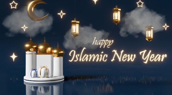 تصميم احتفالي بالعام الهجري الجديد يتضمن قمرًا ذهبيًا ونجومًا تتلألأ مع فوانيس مضيئة. يظهر في المقدمة نموذج معمارى مزخرف مع هدايا ملونة. النص "عام هجري سعيد" مكتوب بأسلوب أنيق.