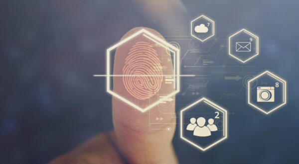 صورة تُظهر بصمة إصبع رقمية مع رموز تمثل التواصل الرقمي، مثل الرسائل، ووسائل التواصل الاجتماعي، والتطبيقات. تبرز الصورة مفهوم الأمان الرقمي وتكنولوجيا الهواتف الذكية.
