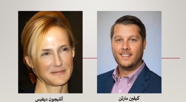 صورة تظهر شخصين، على اليسار امرأة ذات شعر أشقر وبشرة فاتحة تعبر عن الابتسامة، وعلى اليمين رجل ذو شعر بني ومظهر احترافي يرتدي بدلة زرقاء. خلفية الصورة بسيطة بلون رمادي فاتح.