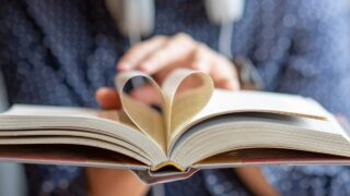 العلاقة الحميمية مع الكتب