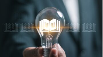 شخص يحمل مصباحًا يتوسطه كتاب مفتوح، مع صور كتب شفافة تظهر في الخلفية. يرمز المشهد إلى فكرة الإبداع والمعرفة.