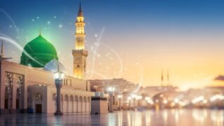 مسجد النبي في المدينة المنورة مع قبة خضراء ومئذنة مضيئة، خلفية غامضة بألوان دافئة وأضواء ساطعة.