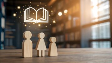 أشخاص خشبيون يمثلون عائلة صغيرة مع أيقونة كتاب تتألق فوقهم، في بيئة مكتبية دافئة. تعكس الصورة أهمية القراءة والتعلم في الأسرة.