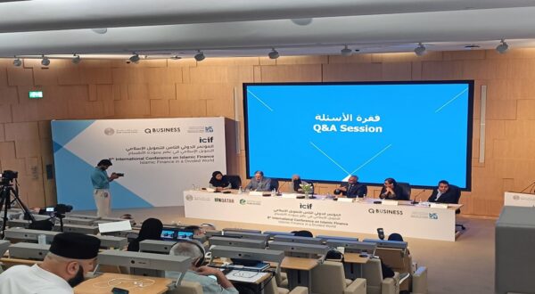 جلسة أسئلة وأجوبة في مؤتمر دولي حول التمويل الاقتصادي في العالم الإسلامي، مع مجموعة من المتحدثين على المنصة وجمهور في القاعة.